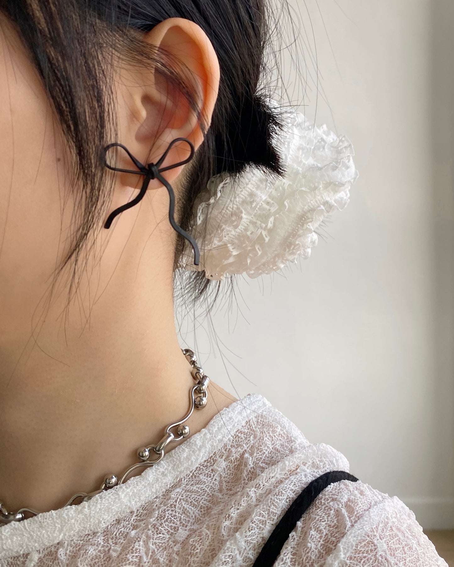 KA345 Line Ribbon Earring - Silver | Black