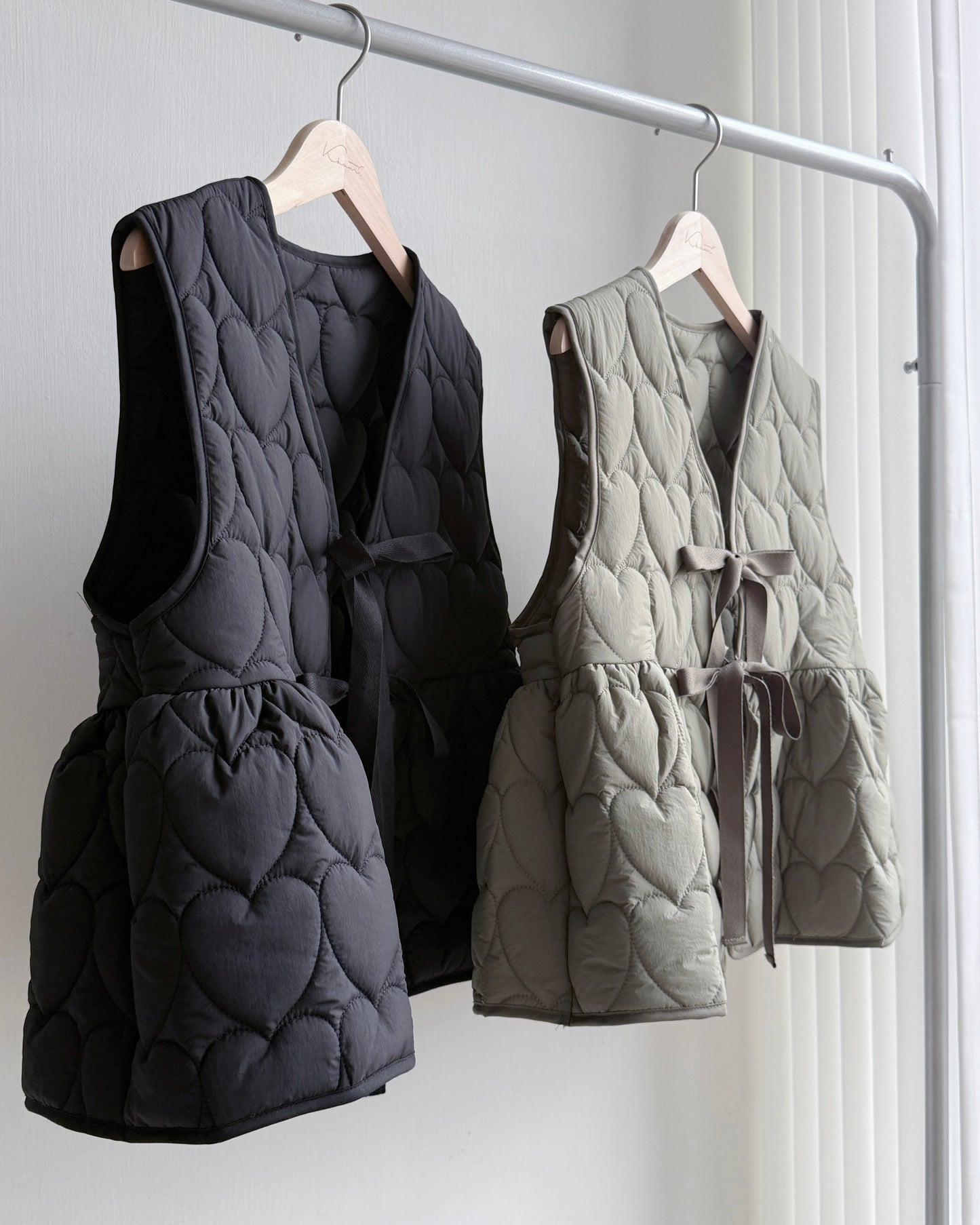 🐏早鳥限定優惠 VT267 Heart Quilted Vest - Khaki | Black