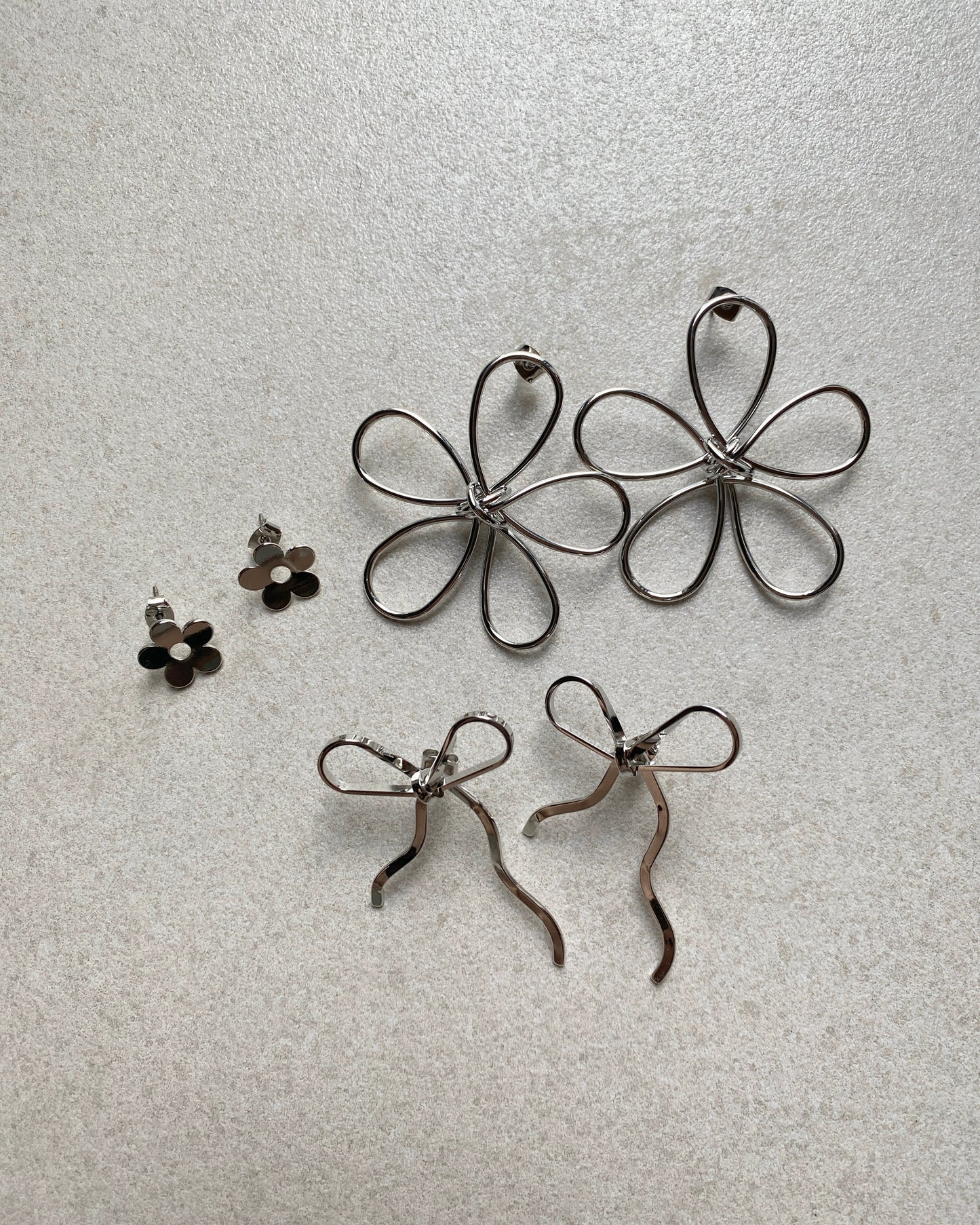 KA345 Line Ribbon Earring - Silver | Black