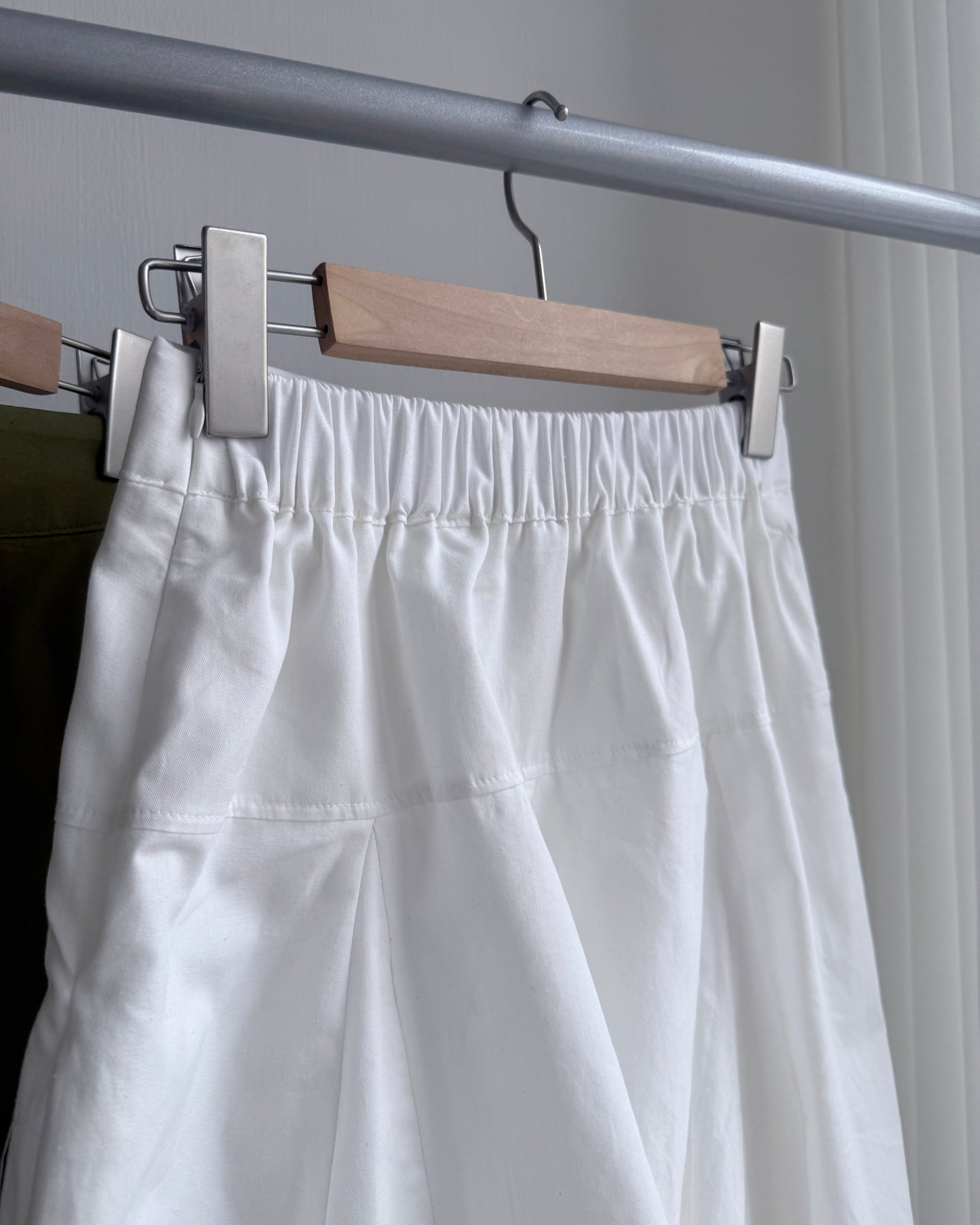 現貨 SK192 Ami Cut-out Midi Skirt - Khaki | White | Black