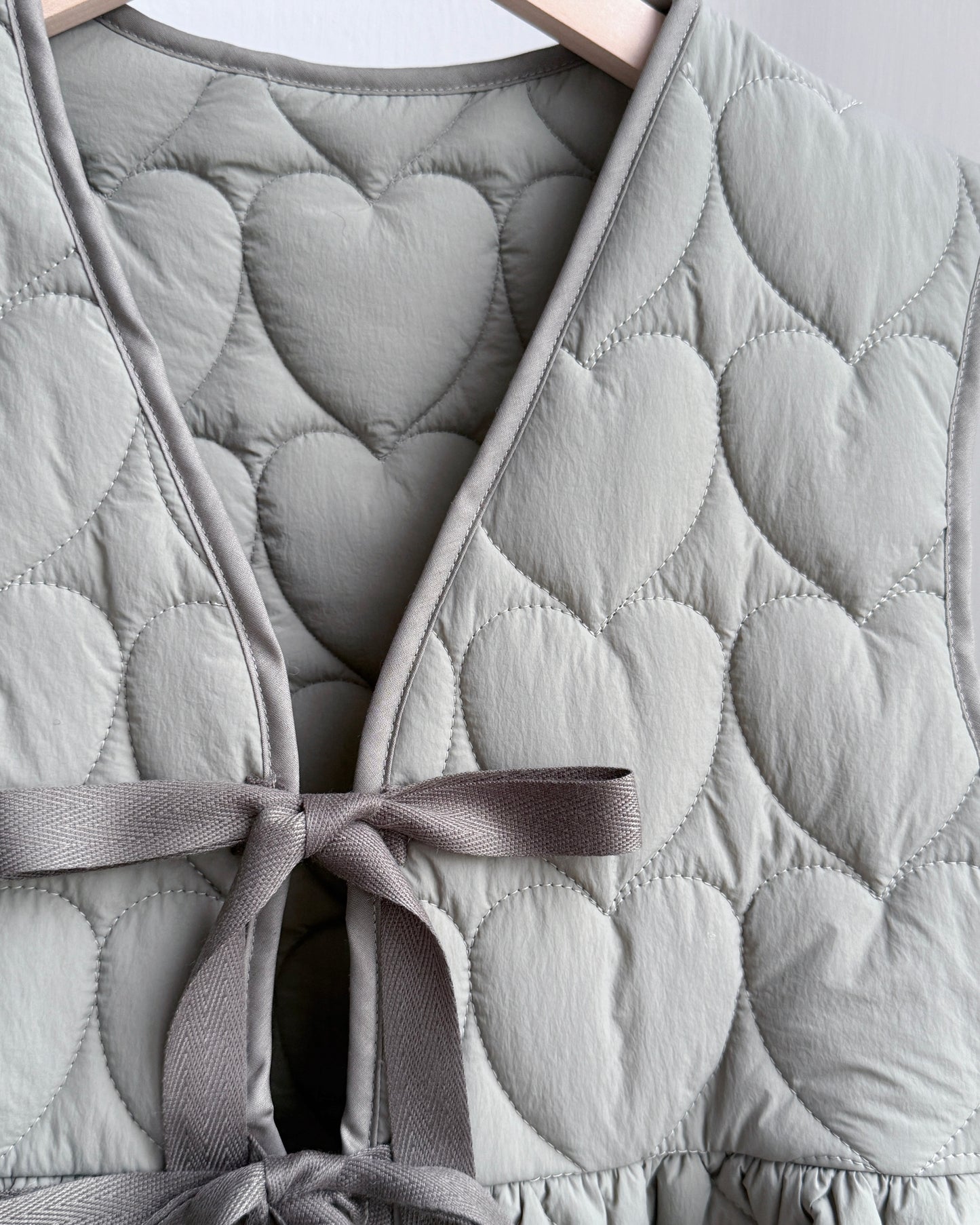 🐏早鳥限定優惠 VT267 Heart Quilted Vest - Khaki | Black