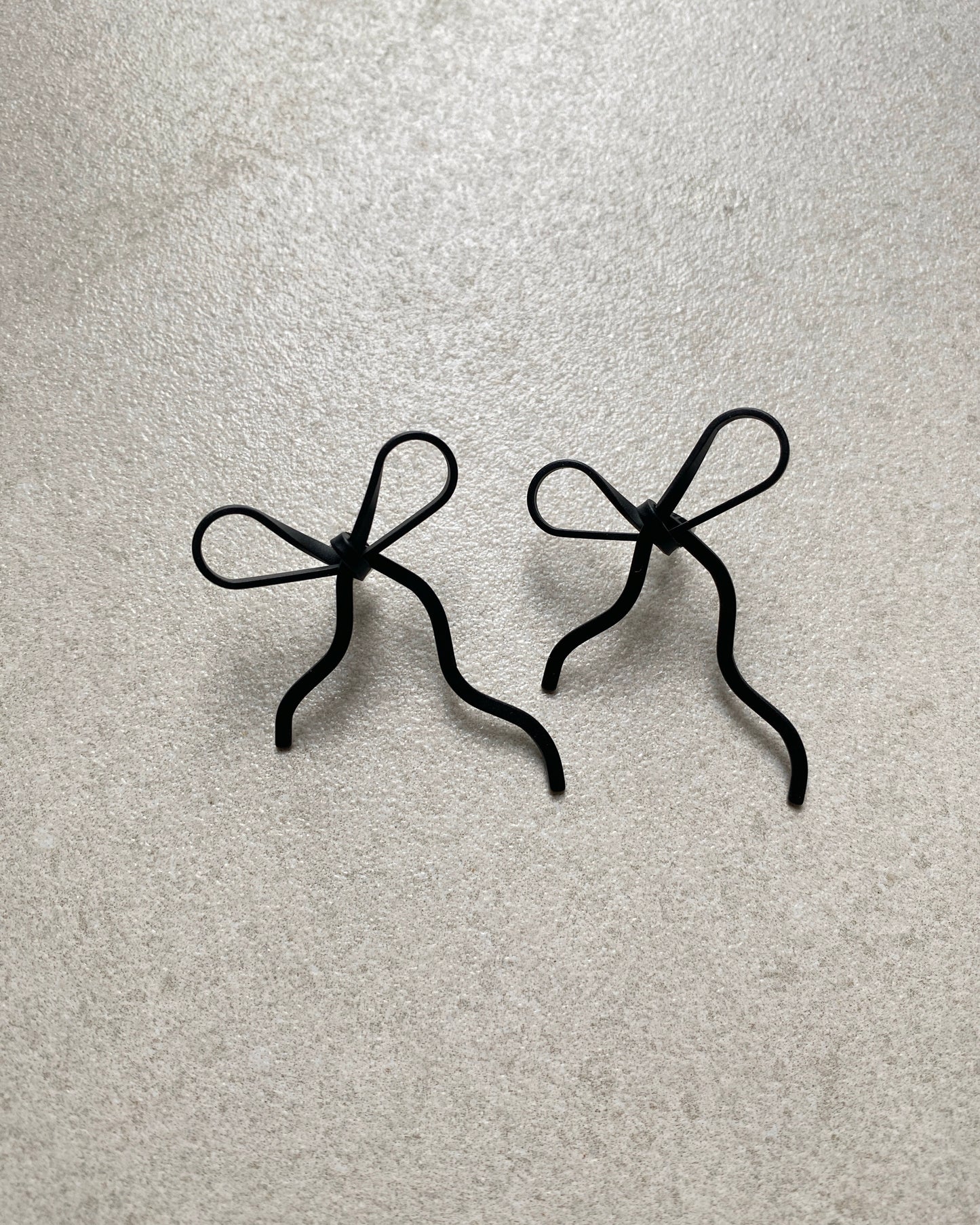 KA345 Line Ribbon Earring - Silver | Black