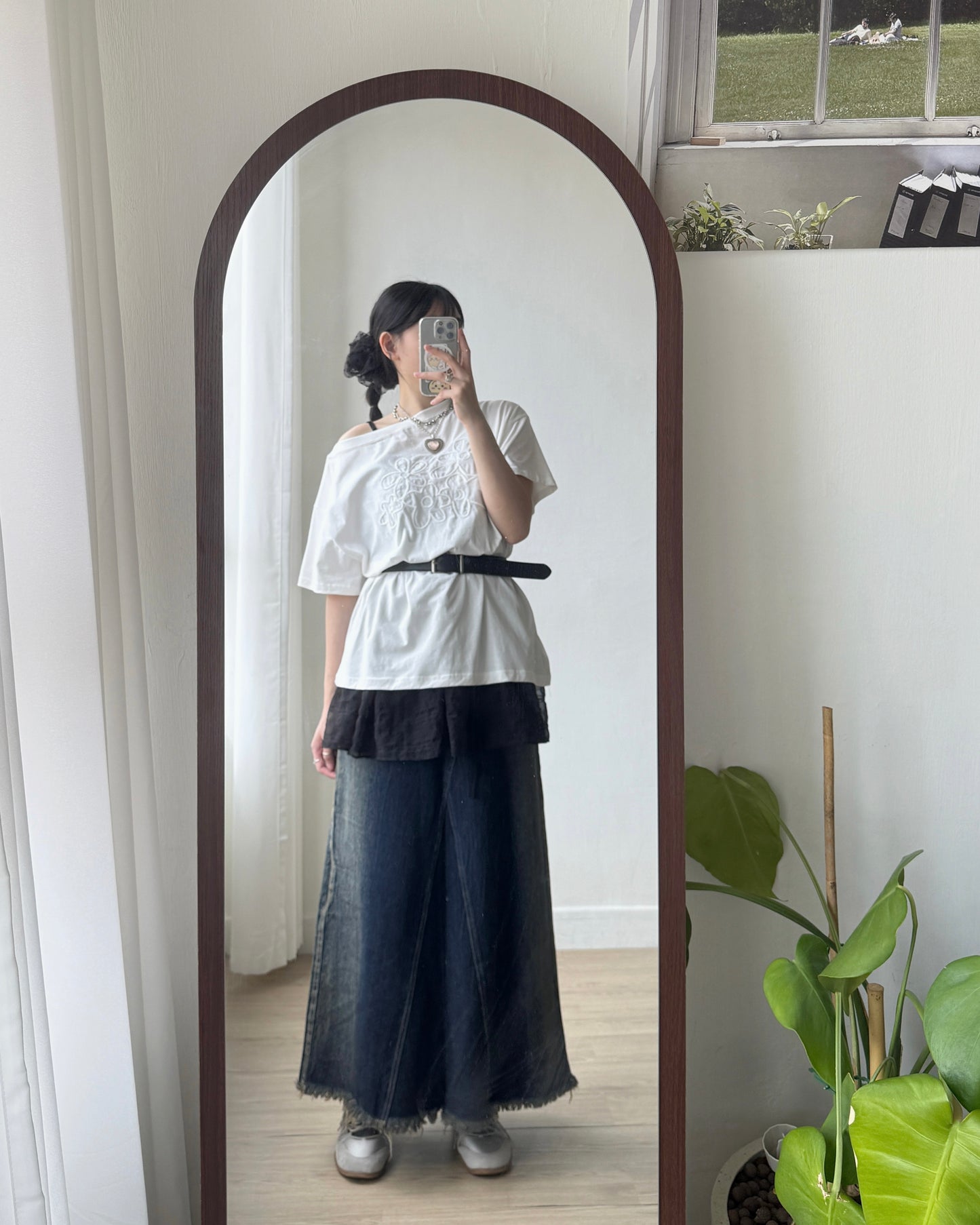 TP532 Embroidered off-shoulder - White | Charcoal