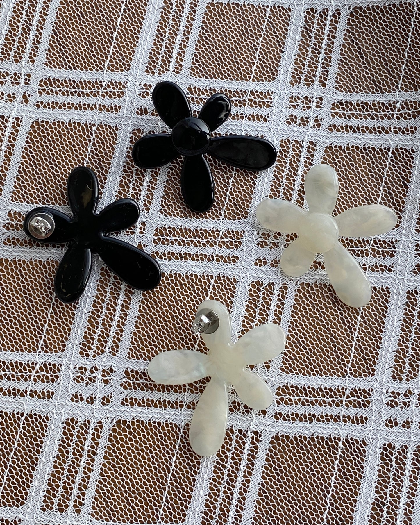 KA316 🌸 FAFA Earring - Ivory | Black