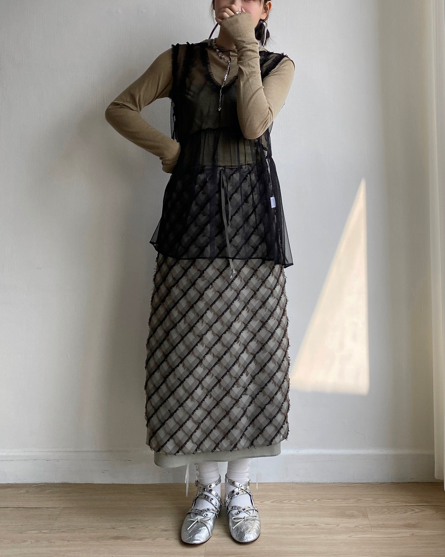 VT237 Sheer Vest - White | Black