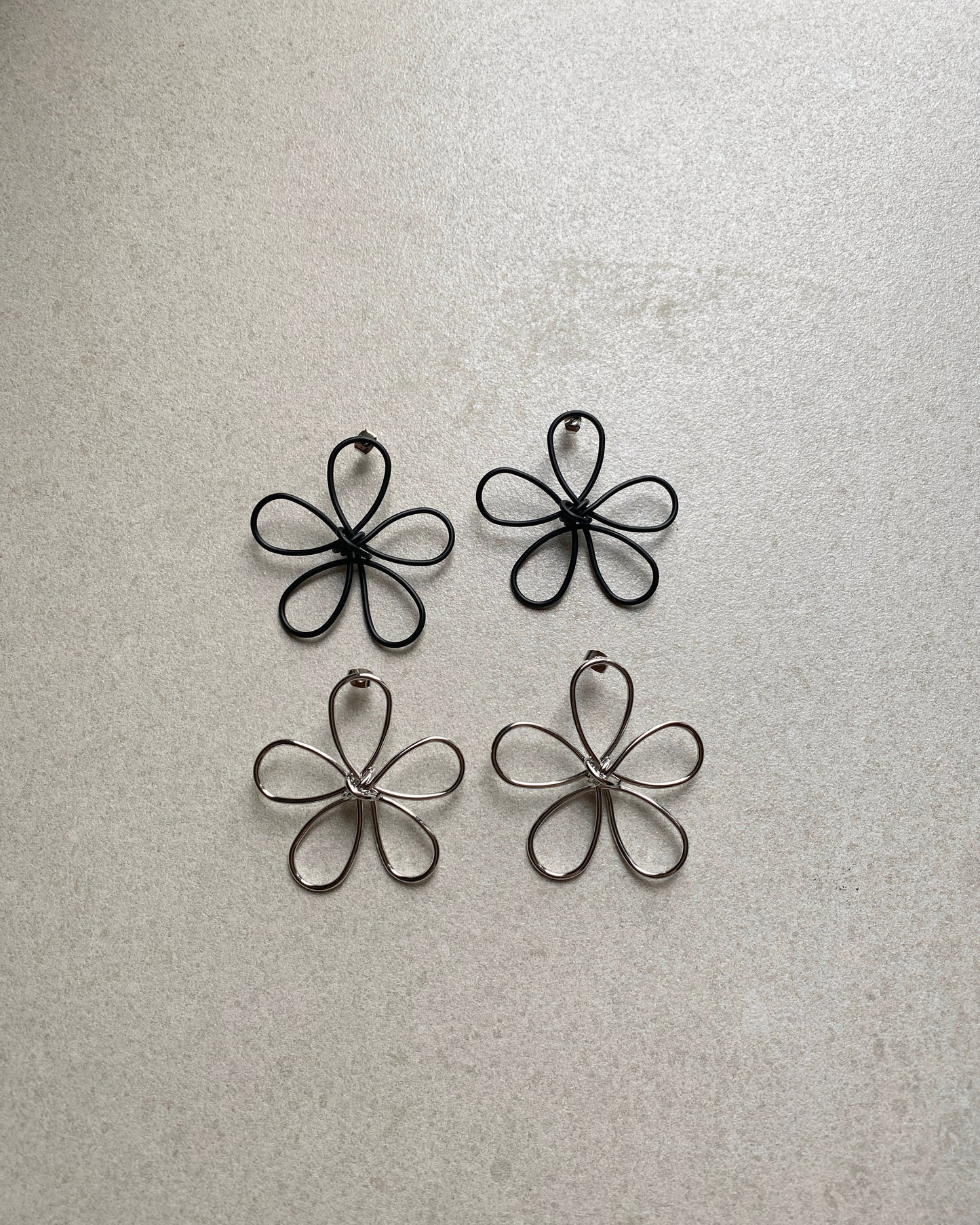 KA344 Line FAFA Earring - Silver | Black