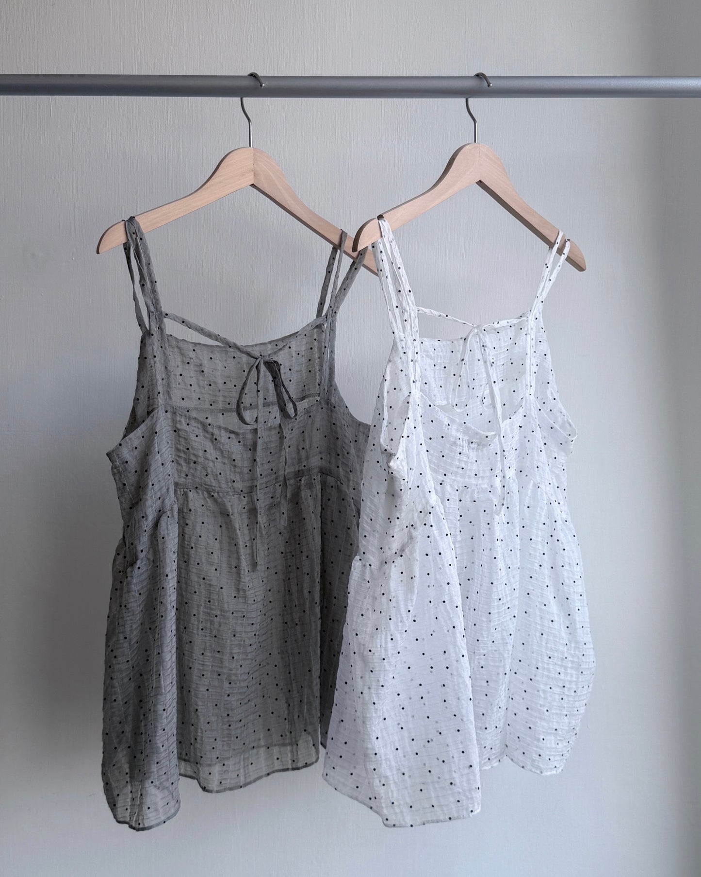 VT257 DotDot Vest - White | Charcoal