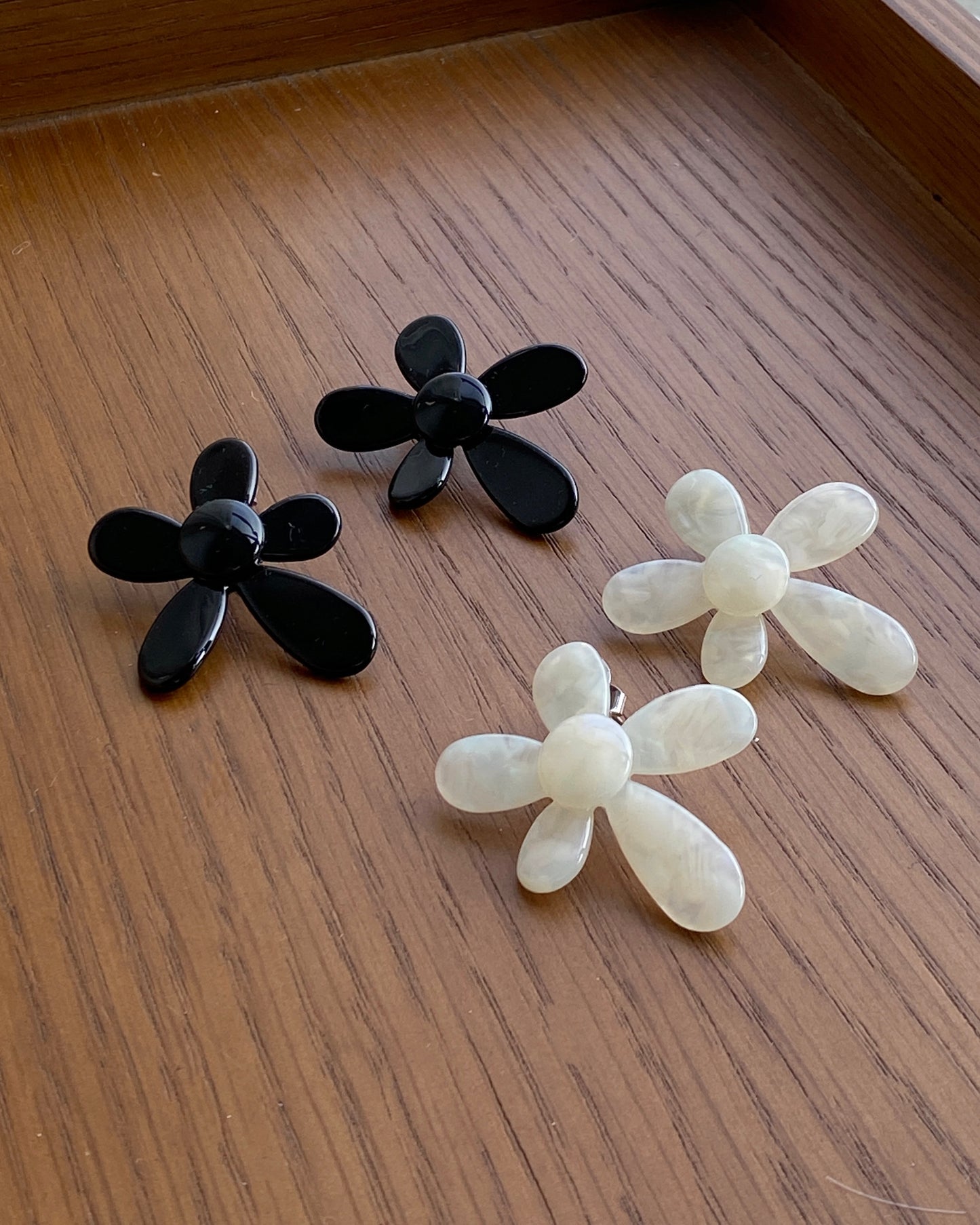 KA316 🌸 FAFA Earring - Ivory | Black