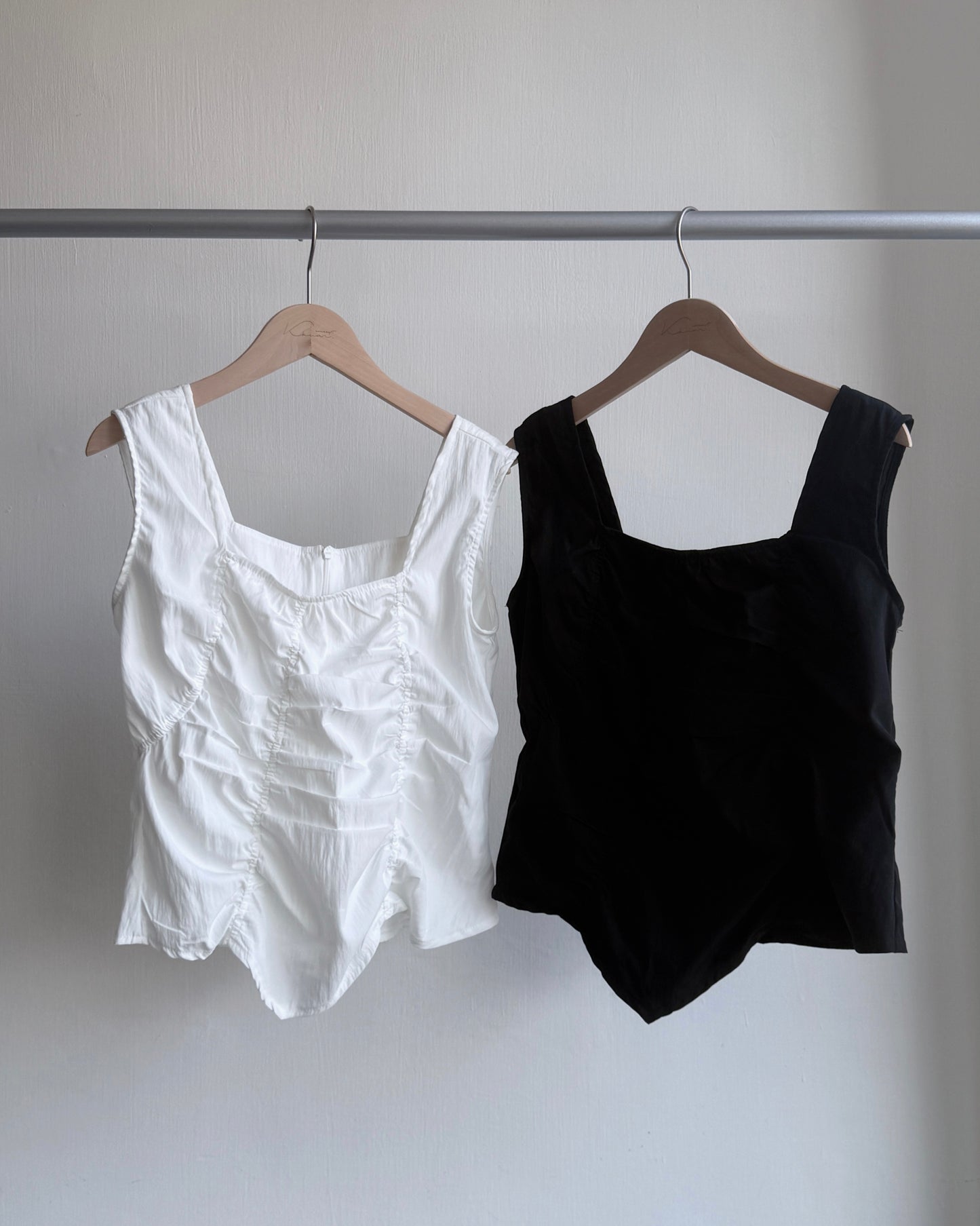 VT258 Square Vest - White | Black