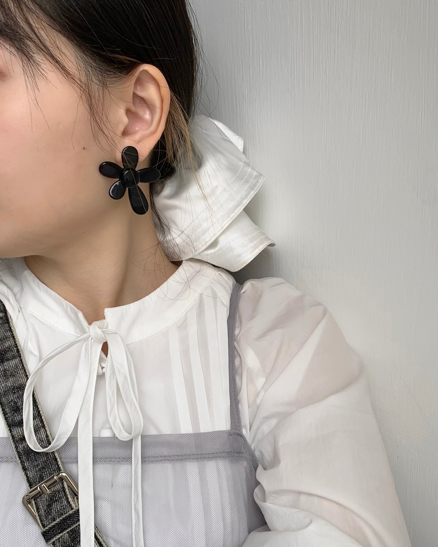 KA316 🌸 FAFA Earring - Ivory | Black