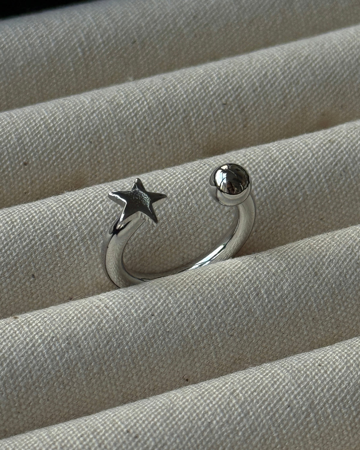 KA425 Minimal Star&Bead Ring