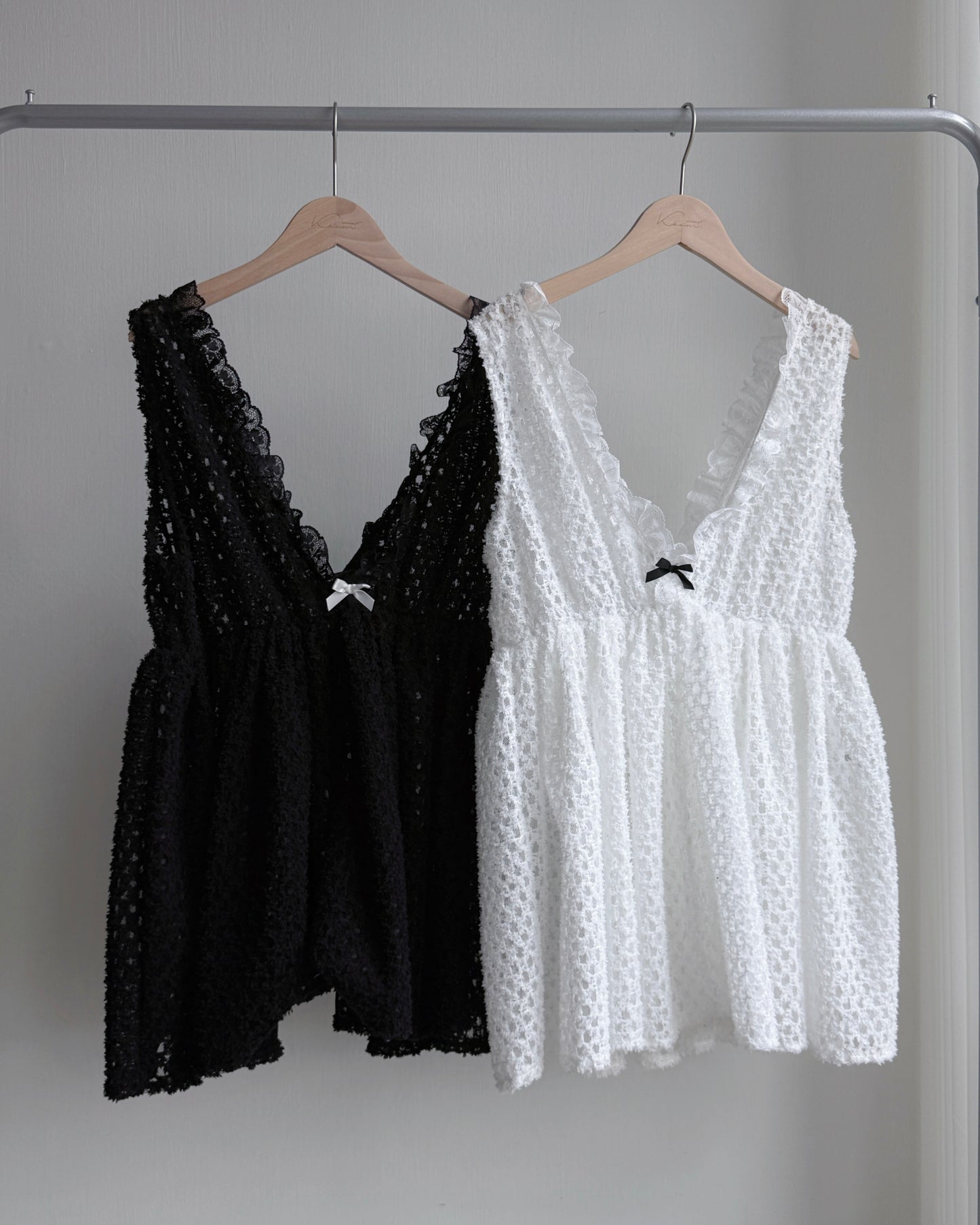 VT268 Lace Vest - White | Black