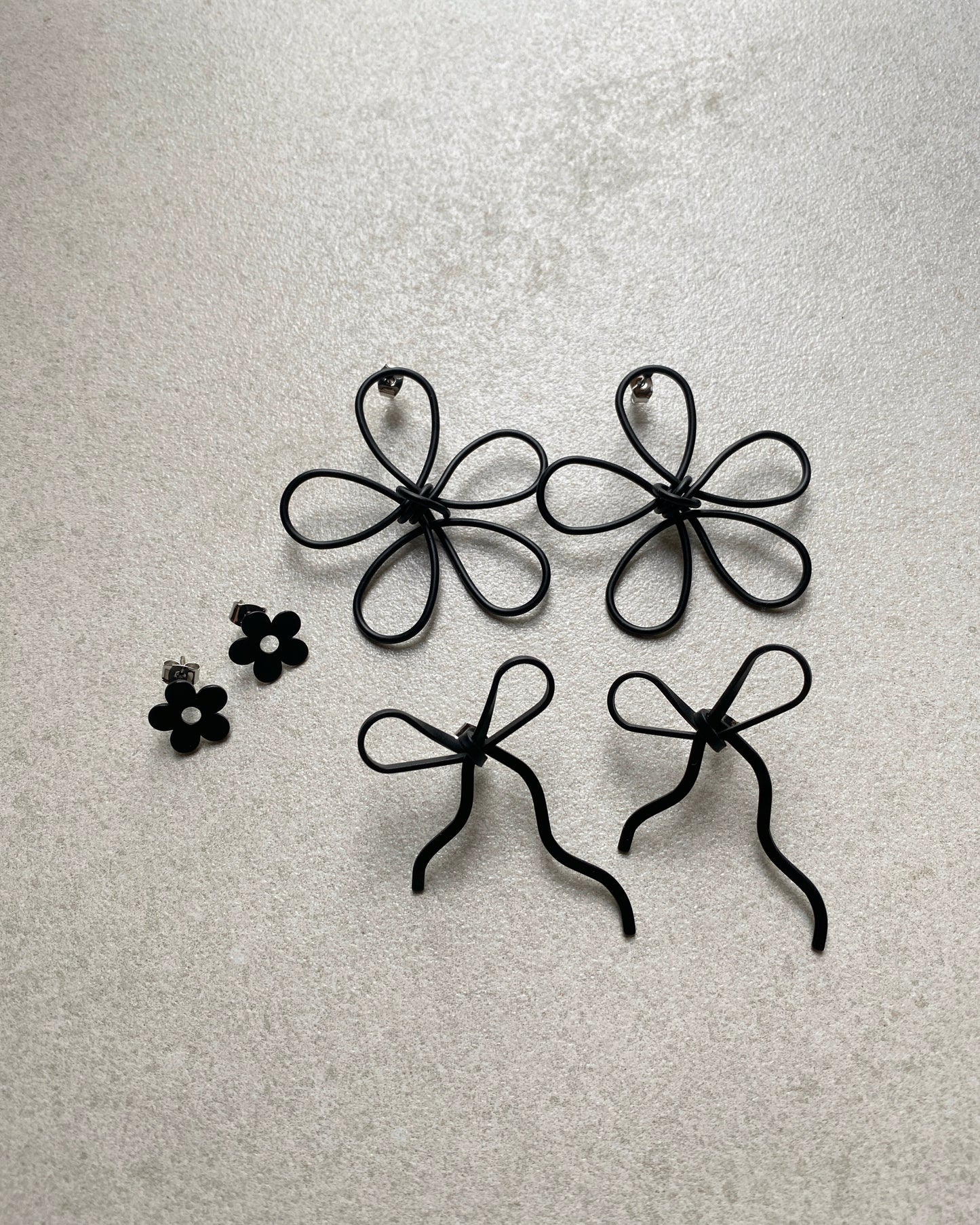 KA344 Line FAFA Earring - Silver | Black