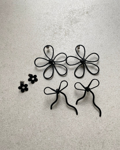 KA344 Line FAFA Earring - Silver | Black