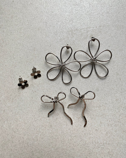 KA345 Line Ribbon Earring - Silver | Black