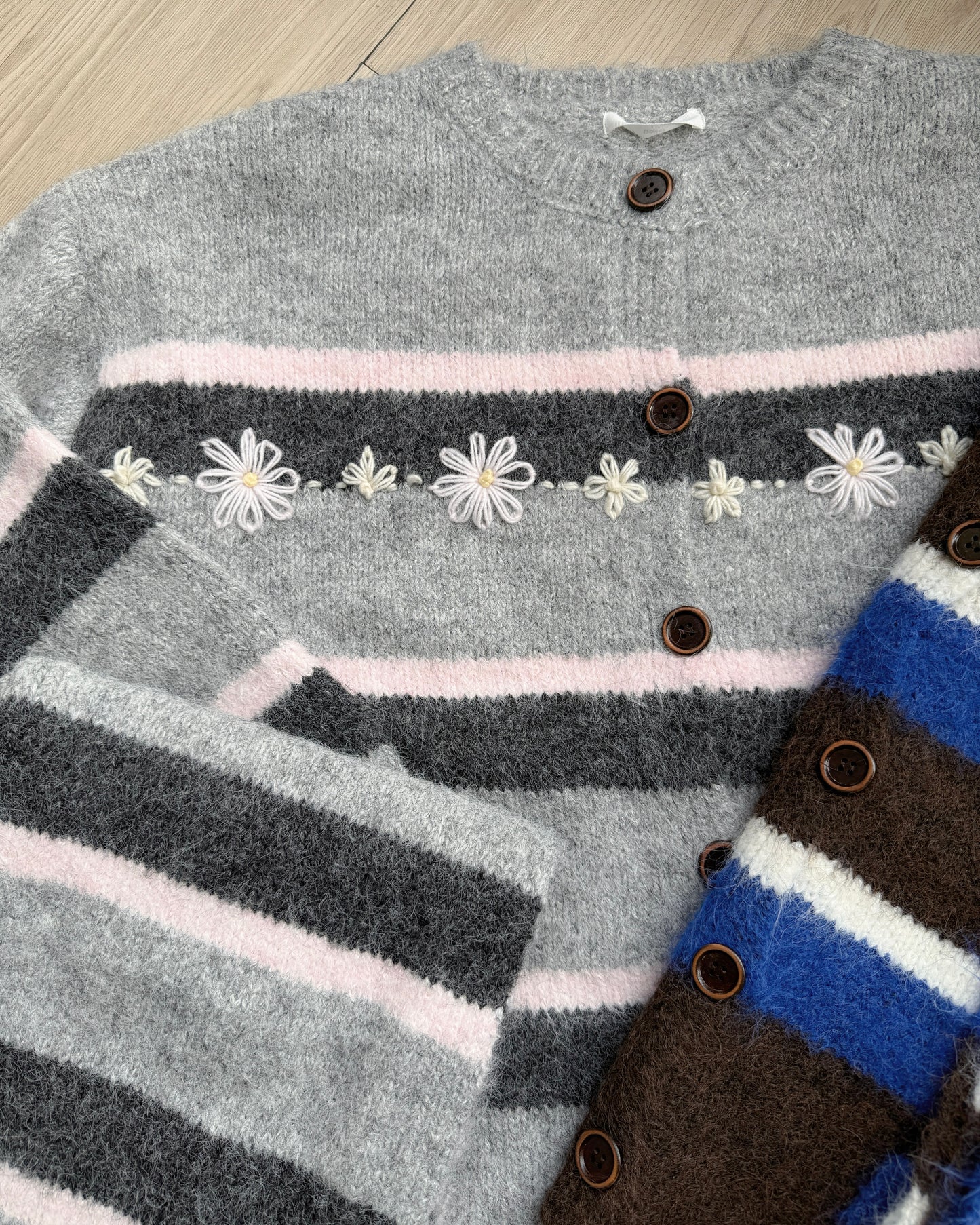 CD054 Floral Muffler Knit - Gray | Brown