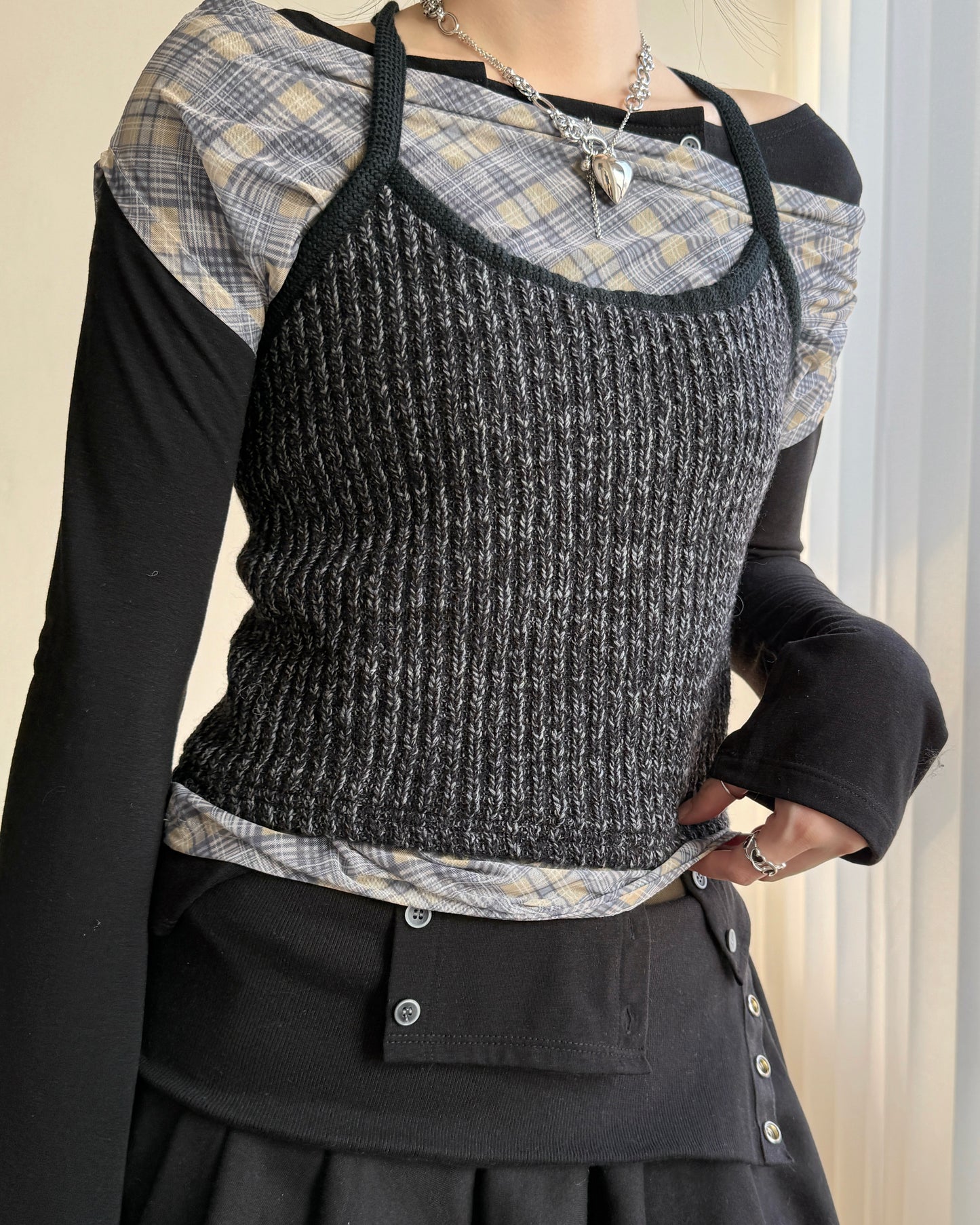 TP571 Button Top - Black | White