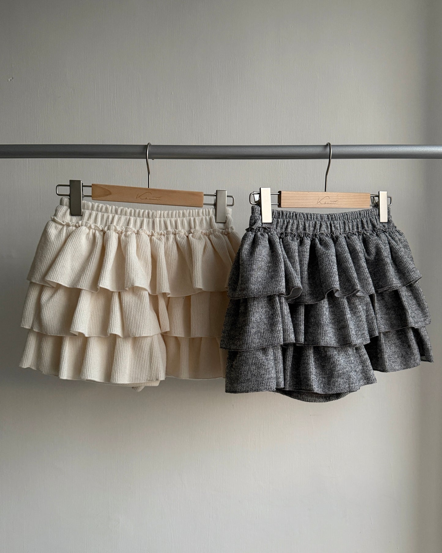 SK208 蛋糕小短裙褲 - Ivory | Grey