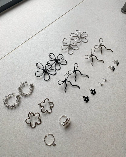 KA344 Line FAFA Earring - Silver | Black
