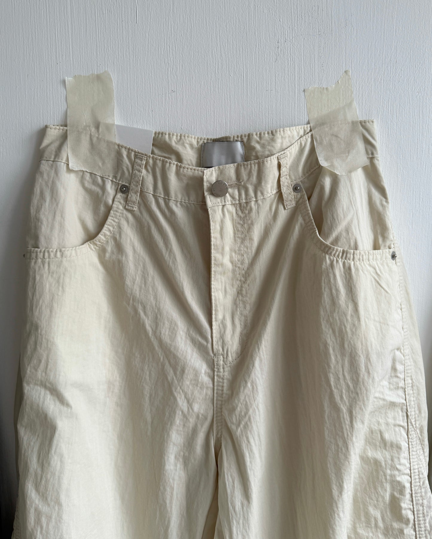 PT085 Cut-out Curved Pants - Beige | Ivory | Charcoal
