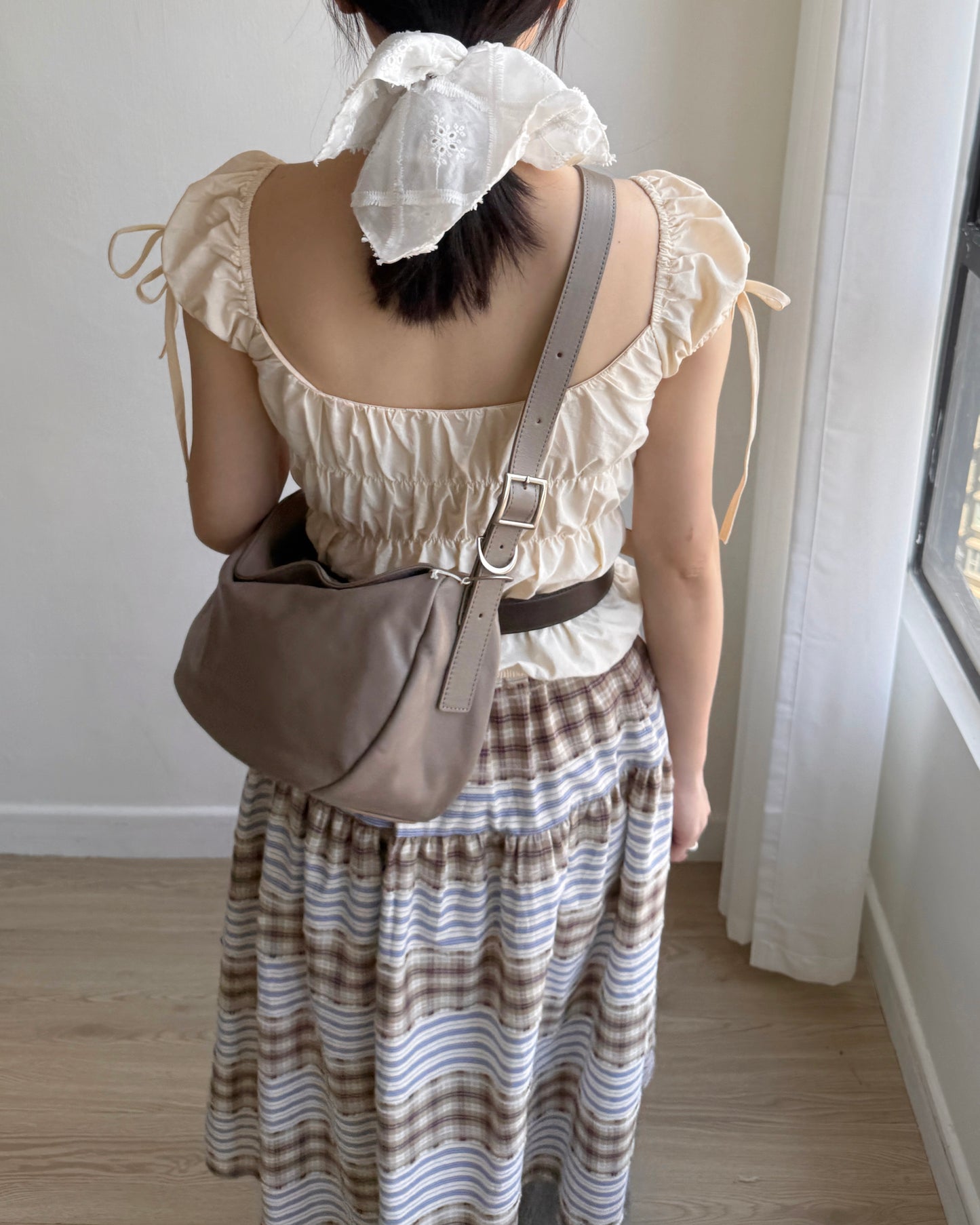 現貨 TP524 Fuzzy Crop Blouse - Beige | Black