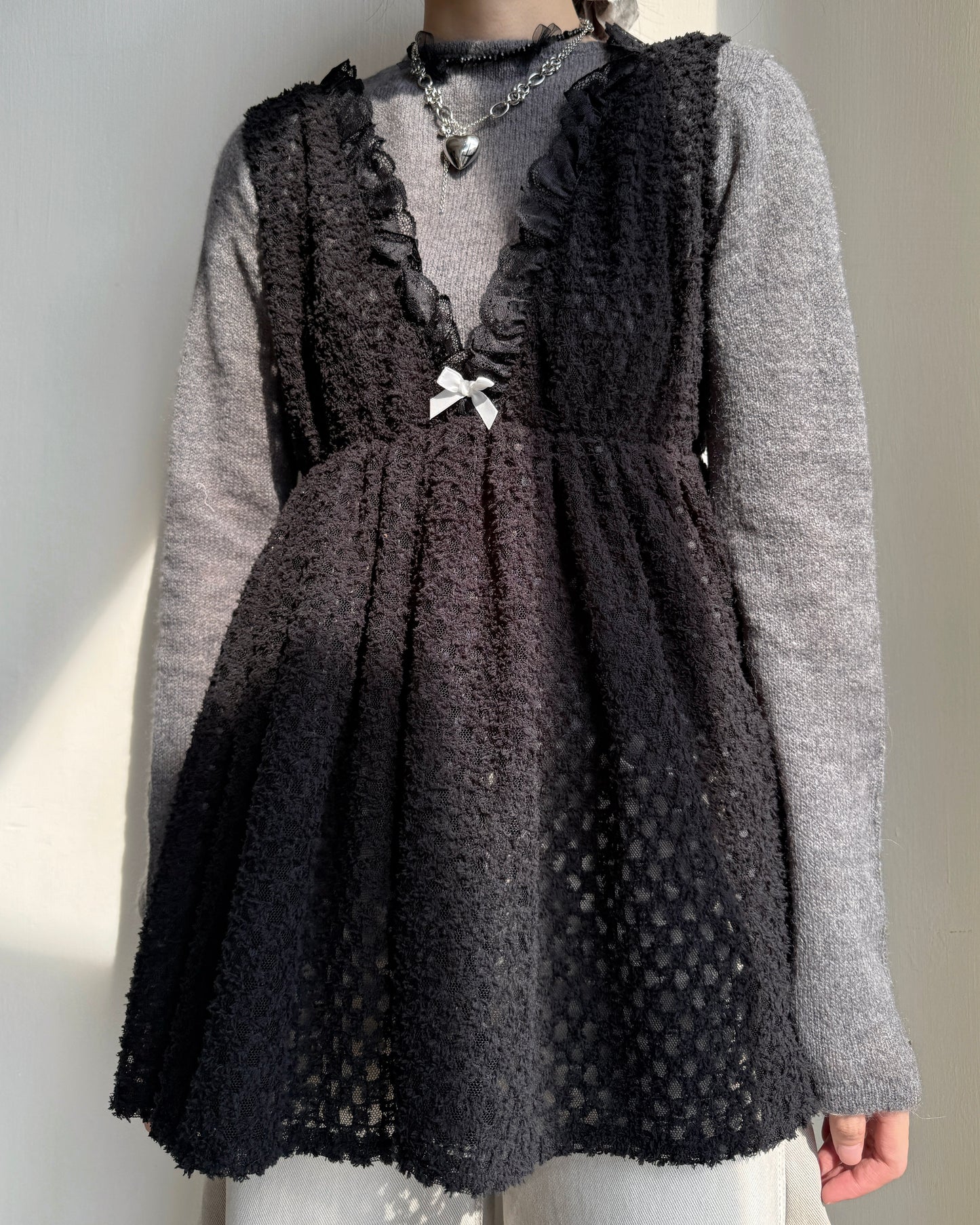 VT268 Lace Vest - White | Black