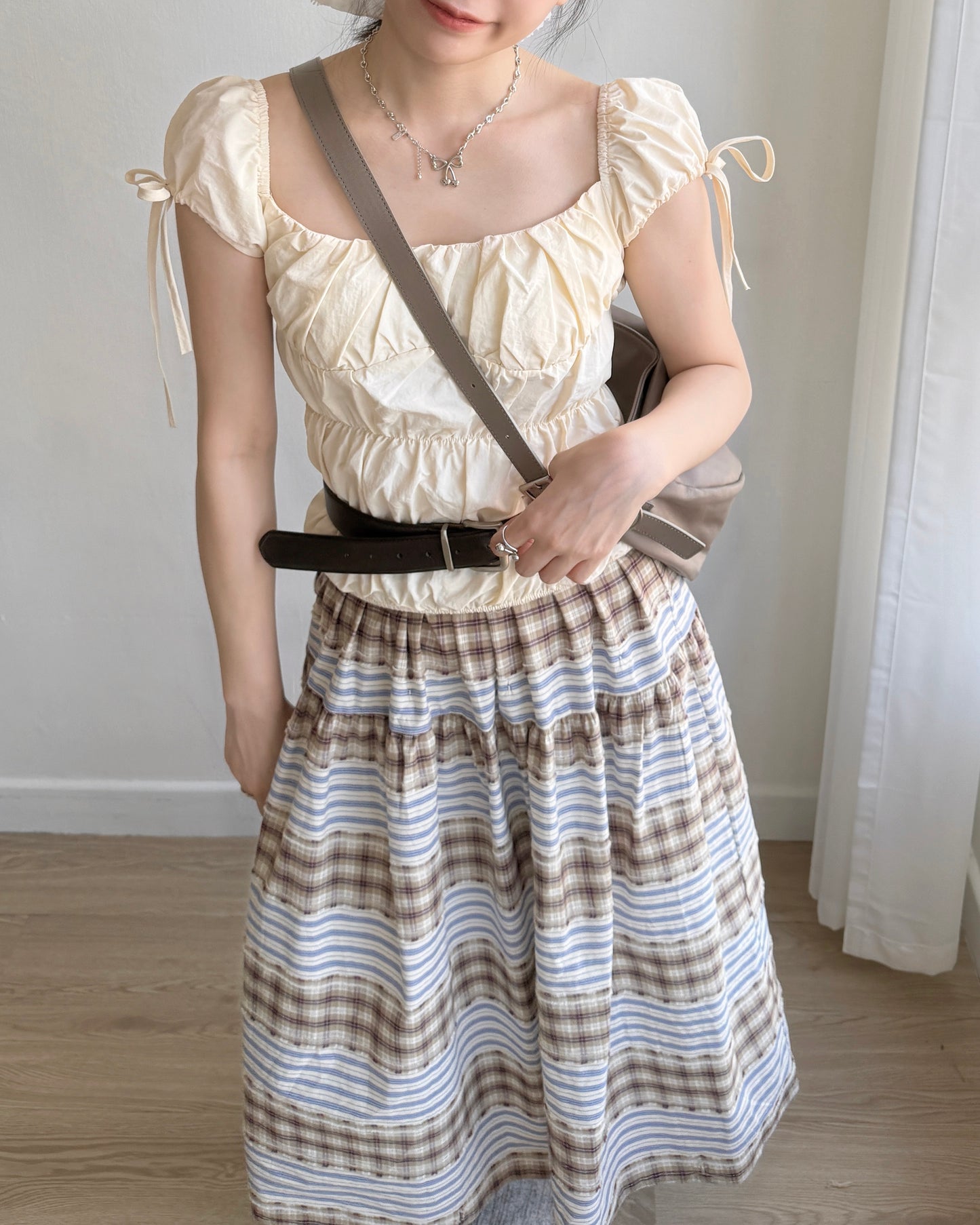現貨 TP524 Fuzzy Crop Blouse - Beige | Black