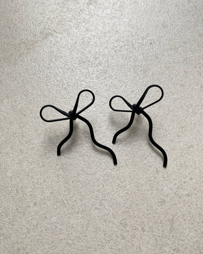 KA345 Line Ribbon Earring - Silver | Black