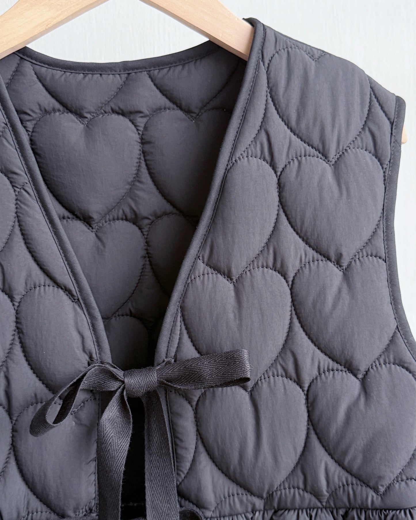 🐏早鳥限定優惠 VT267 Heart Quilted Vest - Khaki | Black