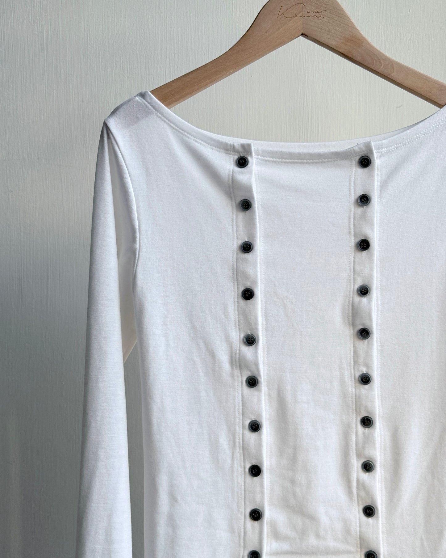 TP571 Button Top - Black | White