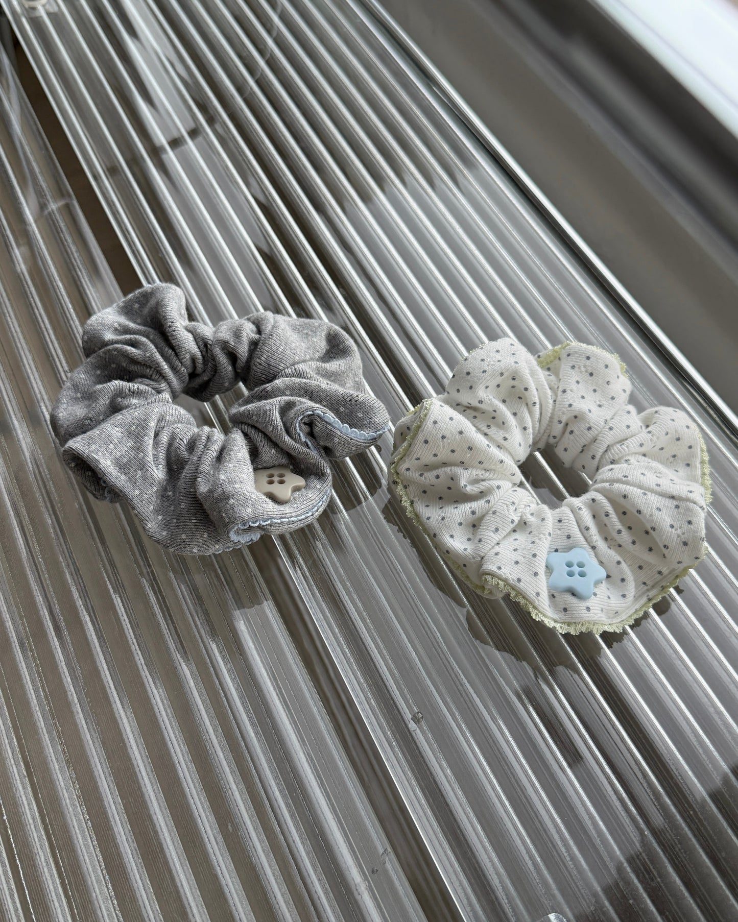 KA408 Star Scrunchie - White | Gray